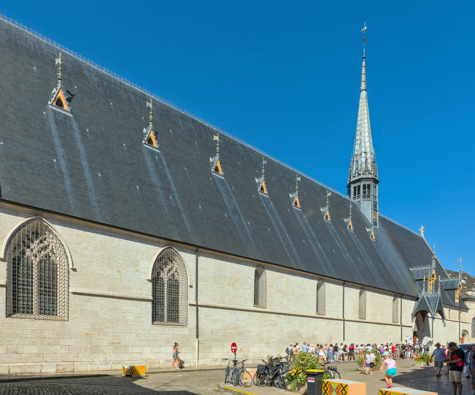 Façade principale de l’Hôtel-Dieu de Beaune