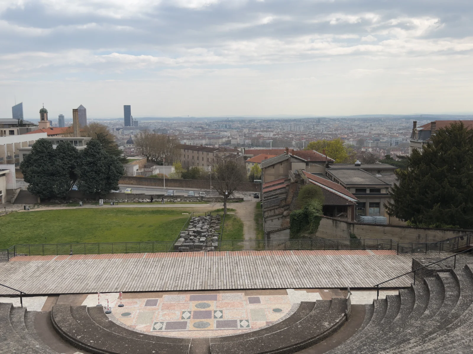 Le théâtre romain de Fourvière et le panorama sur Lyon.