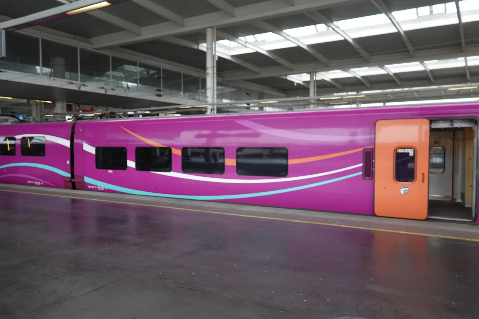 Un train Avlo de Renfe à quai dans la gare de Madrid-Atocha, sous la grande verrière.