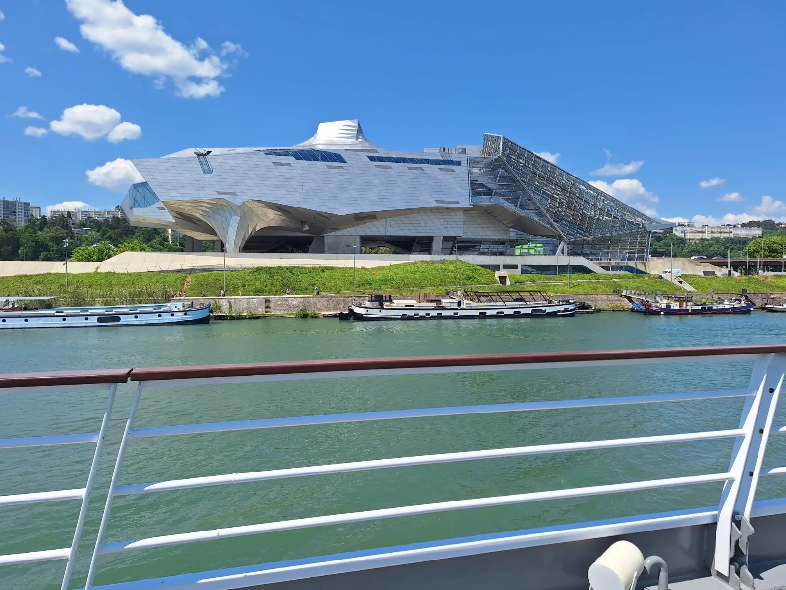 Le musée des Confluences vu depuis le Rhône.